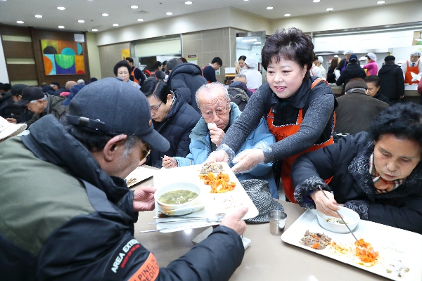 고용노동부 장관과 함께 영등포 노인종합 복지관 배식행사