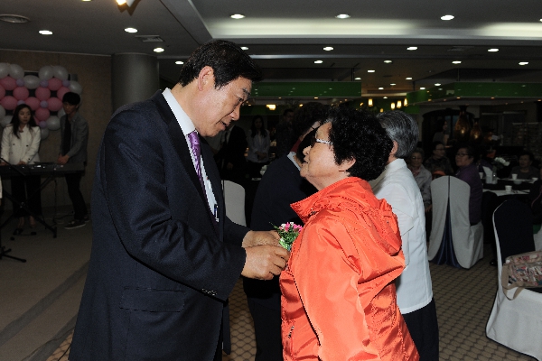 영등포종합사회복지관 어버이날 카네이션 달아드리기 행사