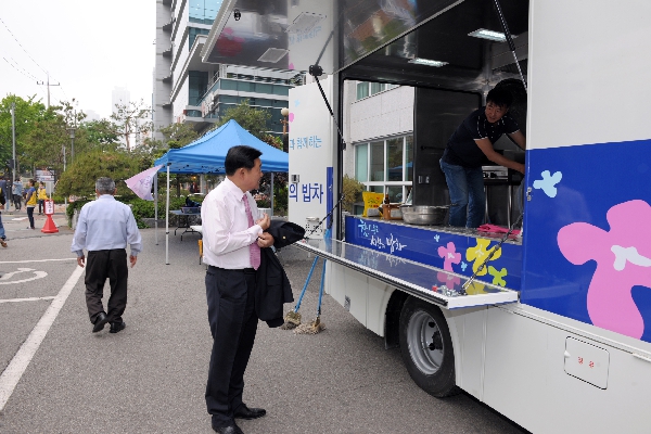 사랑의 밥차 배식 영은교회 방문