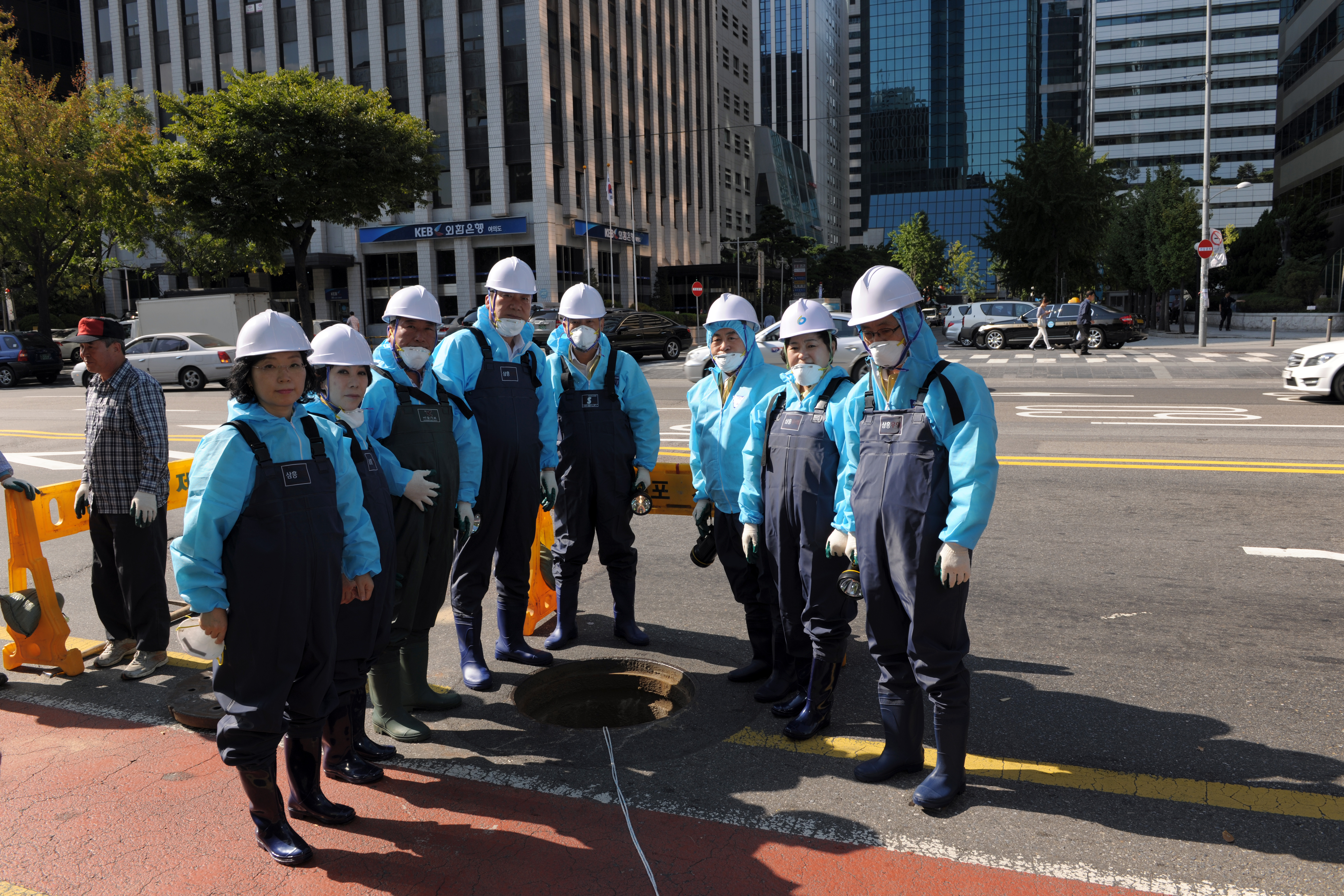 영등포구의원, 여의동 도로 안전점검 활동에 나서 - 1